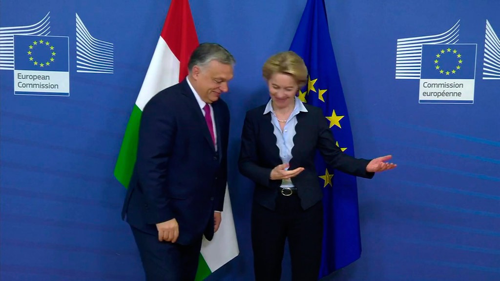 Viktor Orbán, Ungerns premiärminister, visas ut ur EU-parlamentet av EU-kommissionens ordförande Ursula von der Leyen. Foto: EU